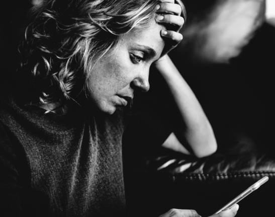 Rapariga com sinais e sintomas de depresso.