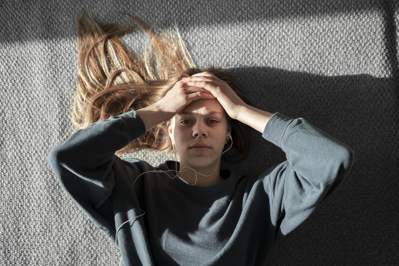 Rapariga com sintomas de depresso.