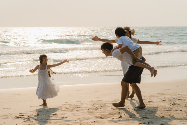 me com os filhos na praia a brincar