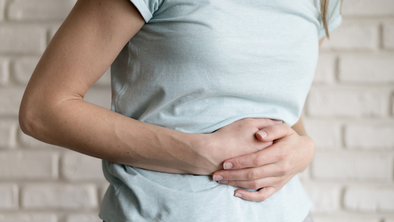 rapariga com problemas intestinais