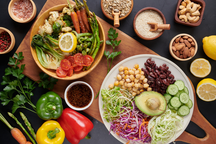 mesa cheia de saladas e alimentos saudaveis